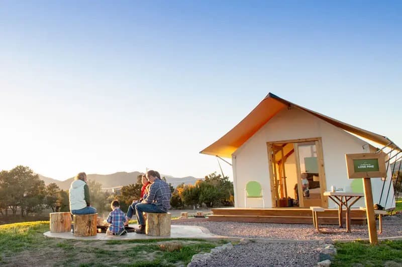 Cozy Royal Gorge cabin with mountain backdrop